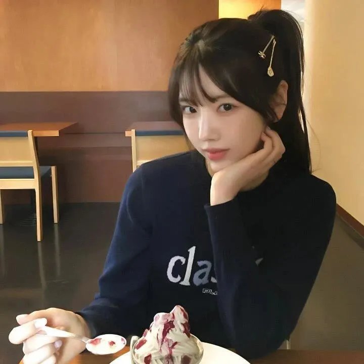 穿黄靴子的女孩